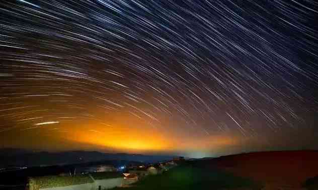 夜间星空下的云朵诗意：探寻晚霞与月色之美