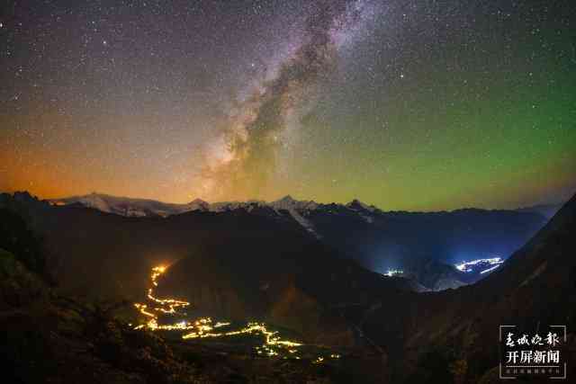 夜间星空下的云朵诗意：探寻晚霞与月色之美
