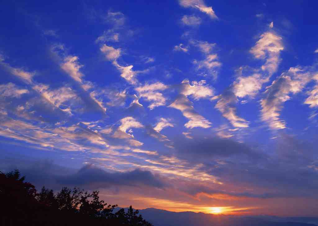 夜间星空下的云朵诗意：探寻晚霞与月色之美