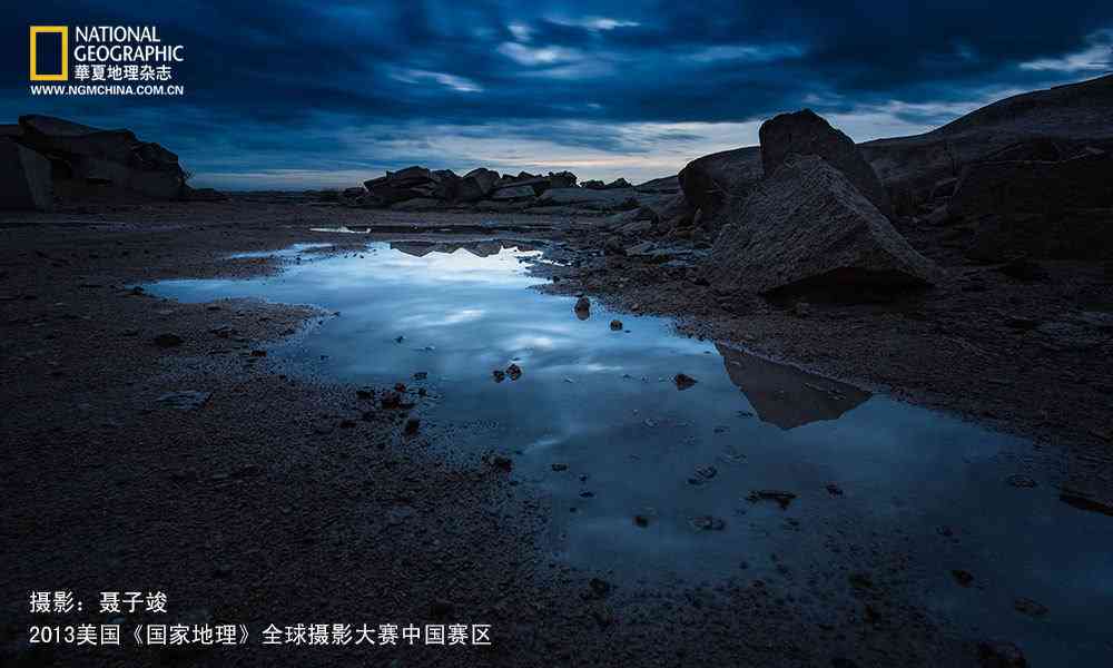 夜空云层：绿色物体与白光蹿动之谜，流动的诗意壁纸景象