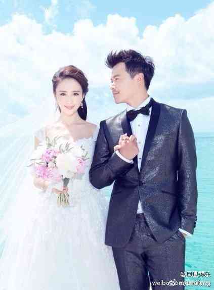 关于AI婚纱照的文案短句子：搞笑、爱情，记录爱情的独特瞬间
