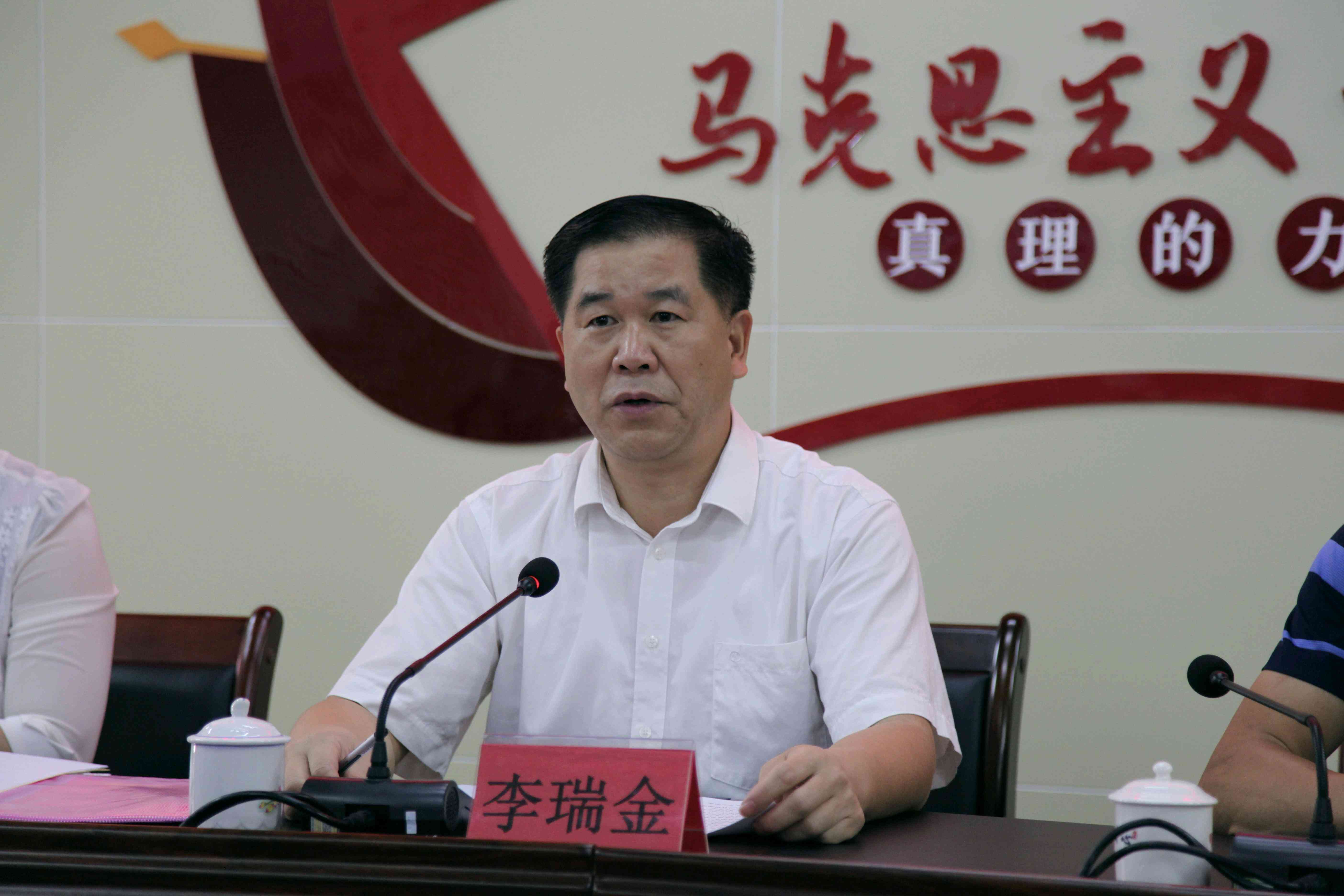 《新时代思想政治修养作业汇编：综合分析与论文写作指南》