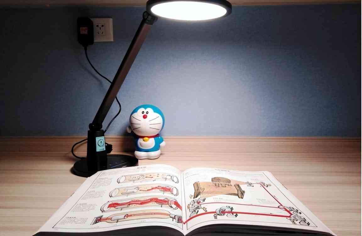 雷士智能AI台灯深度评测：性能与护眼效果综合解析报告