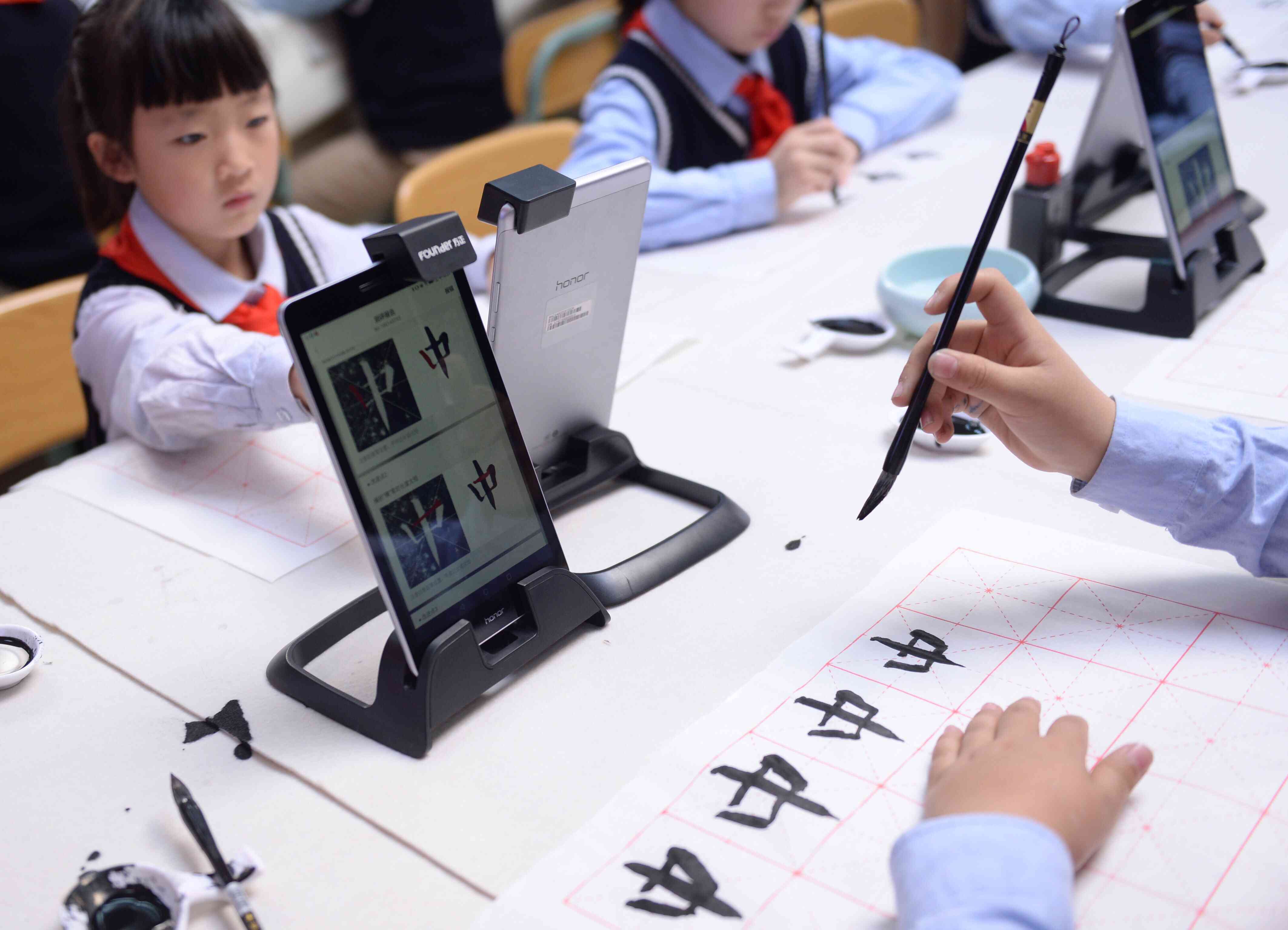 智能AI演绎传统毛笔书法艺术创作
