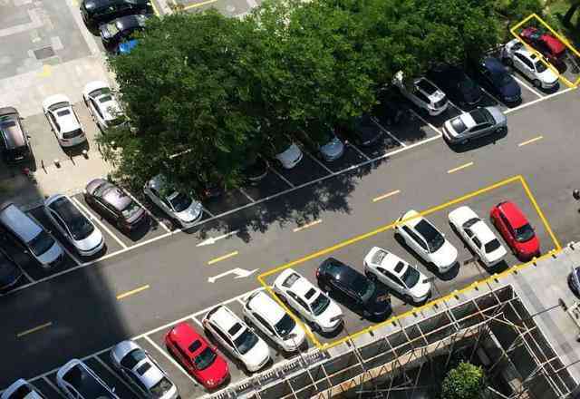 停车场刮蹭归谁交警处理吗：处理流程、罚款金额及交警管辖范围