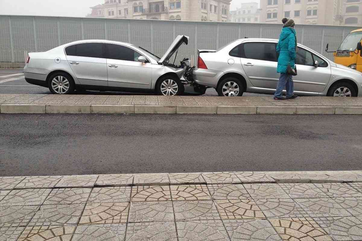 停车场刮蹭事故责任判定及交警处理流程详解