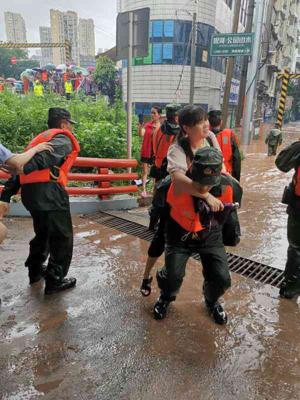 'AI少女突发状况晕倒，现场紧急救情况引关注'