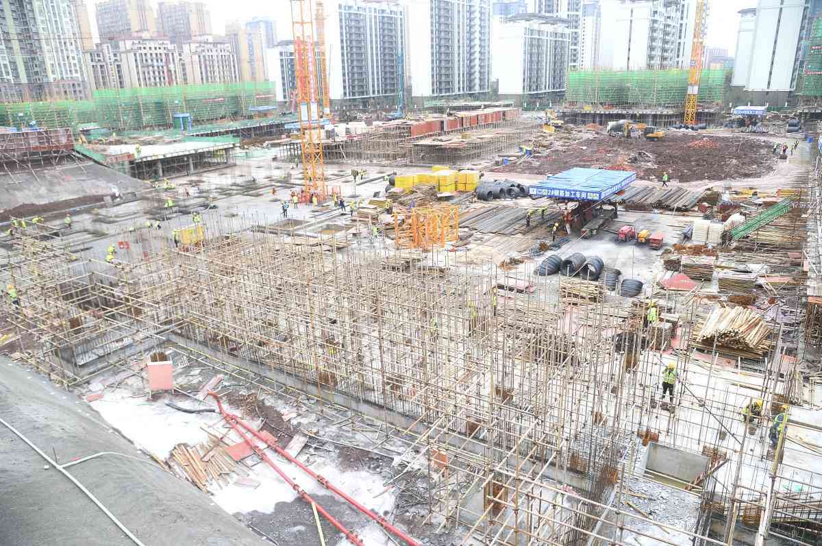 承包的公司出了工伤，谁负责赔偿及维修责任分配