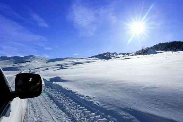 '激情飞跃，雪逐梦 —— 跳台雪赛事传口号'