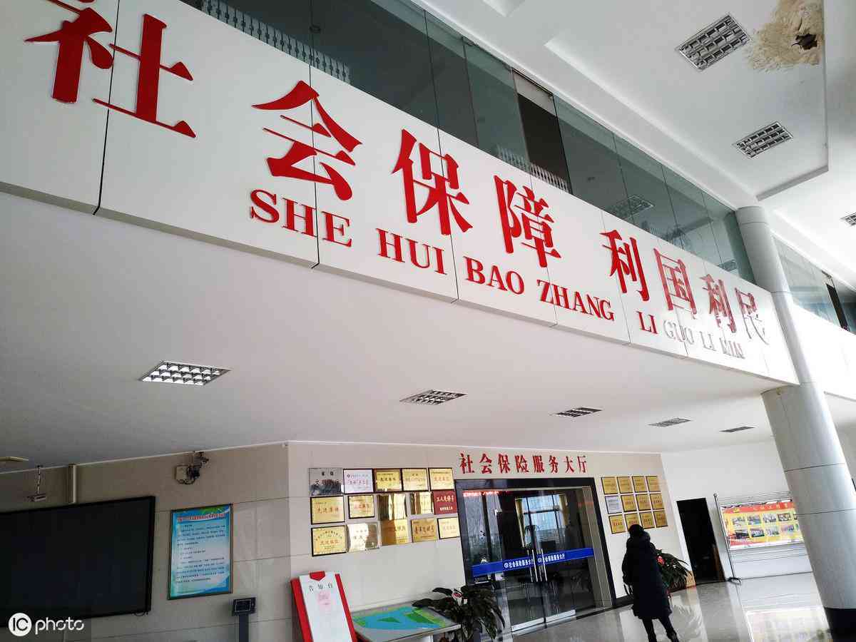 公司门口摔跤骨折，是否合工伤认定标准