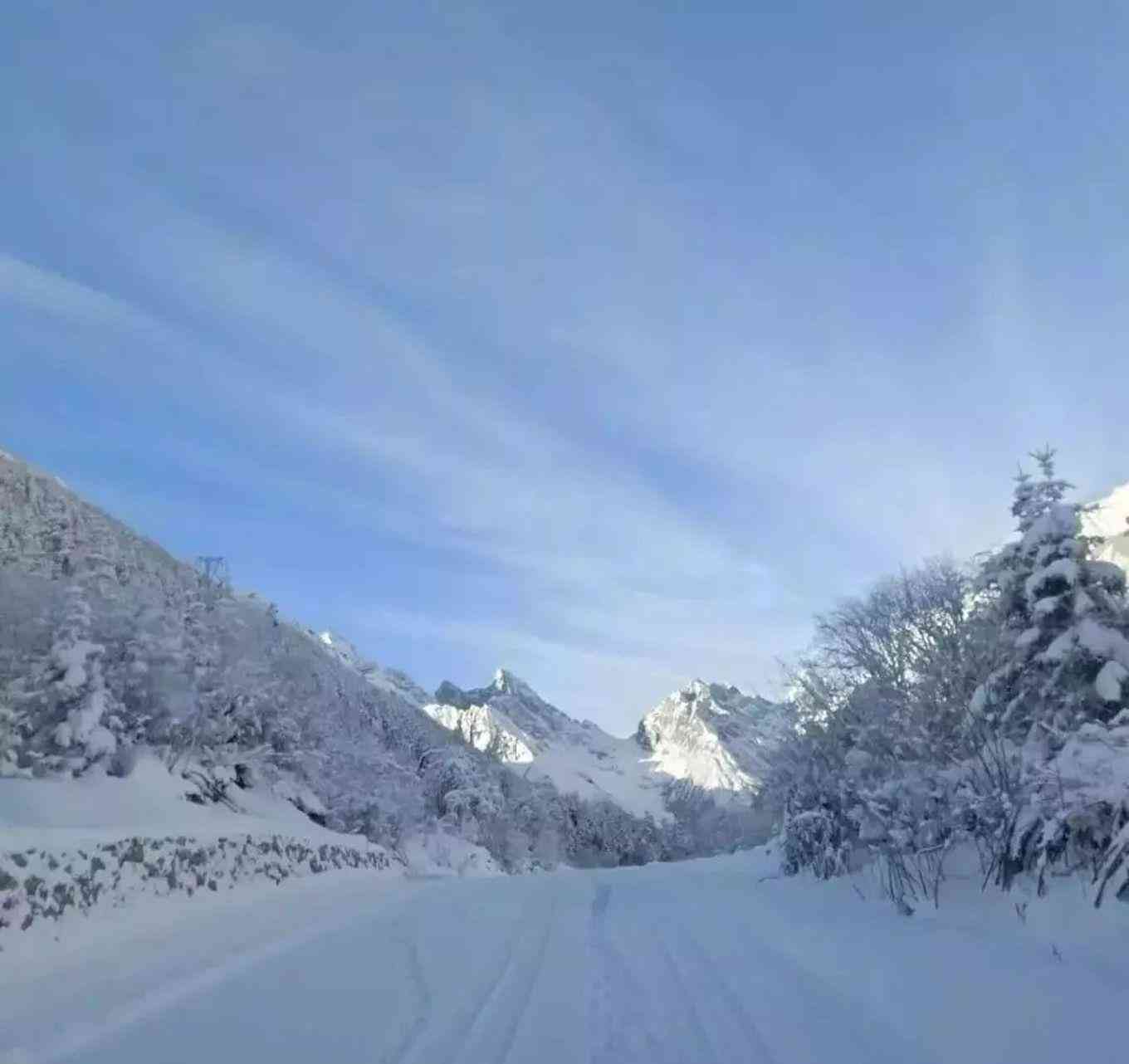 雪韵悠扬：融合雪景的浪漫诗意文案