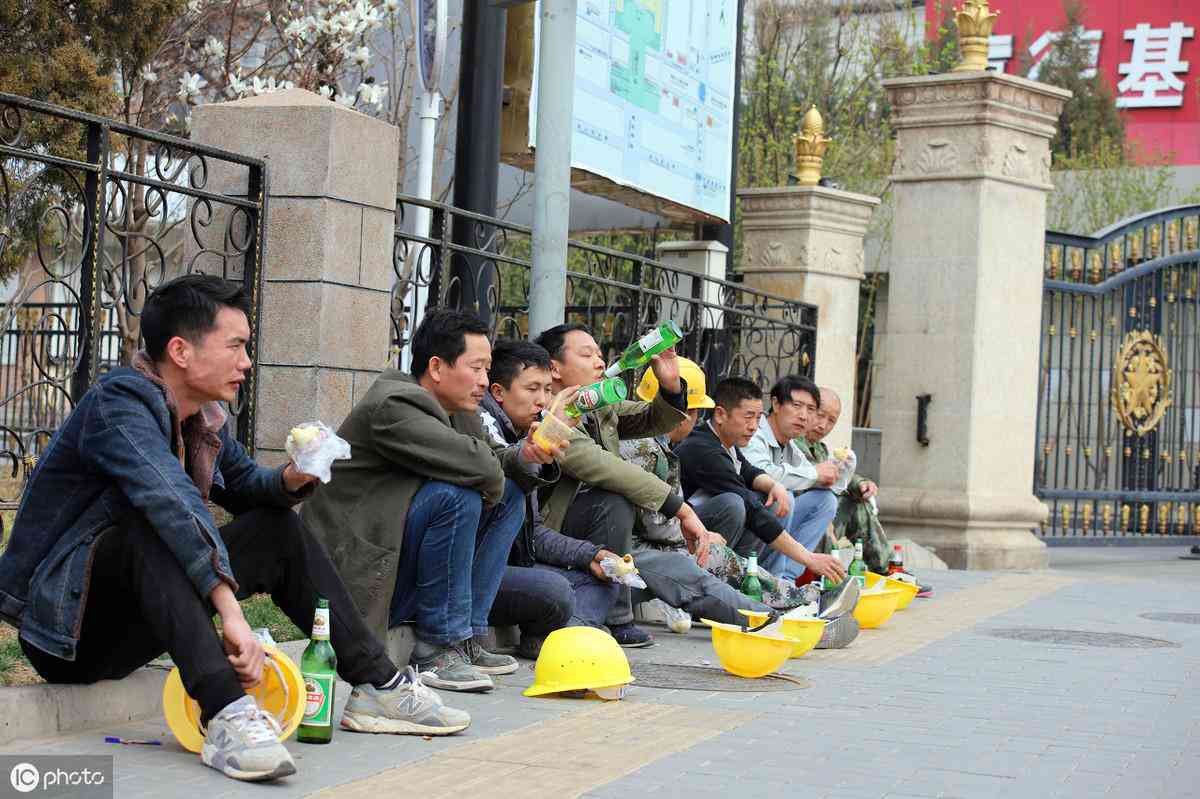农民工受伤责任归属与赔偿权益详解：雇主、工地、保险公司如何承担责任