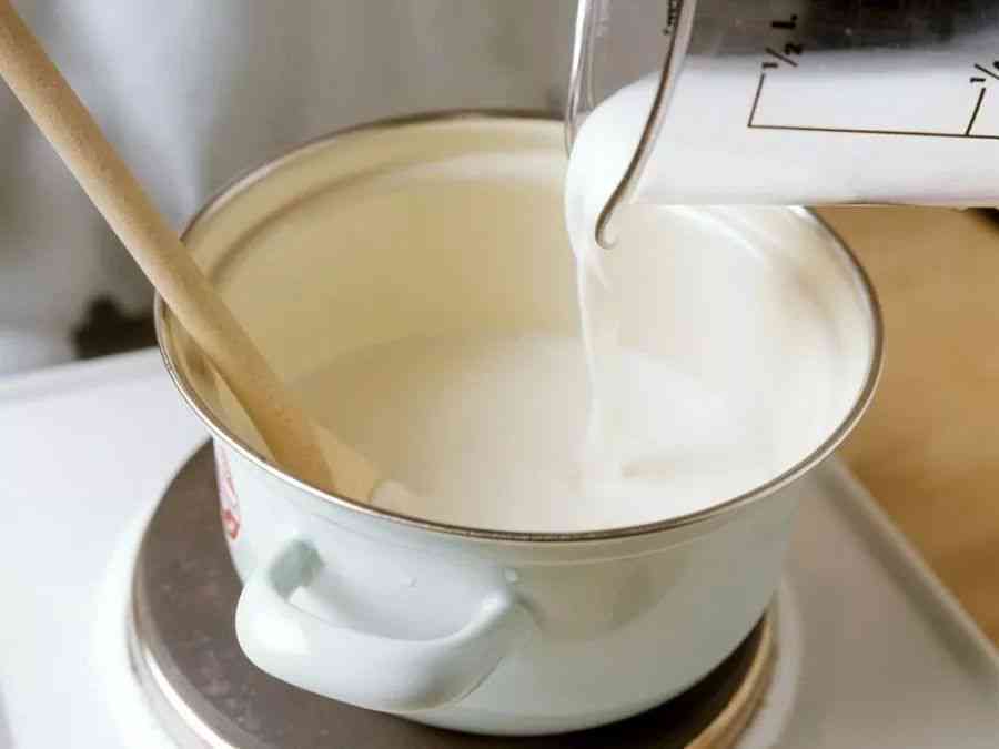 婴儿奶粉冲泡不当致员工烫伤，认定为工伤案例
