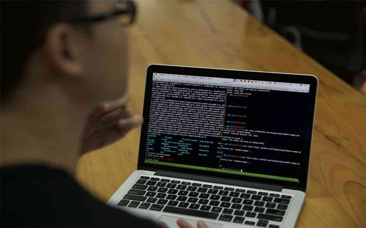 探索与创新：内容创作者在代码荒野的智力对决