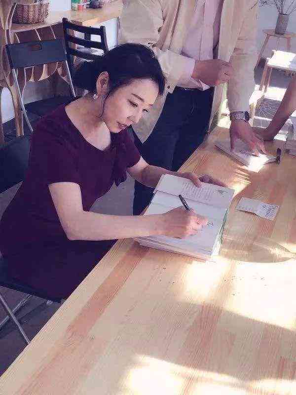 AI智能写作助手：一键生成文章、报告、创意内容，全面覆自动写稿需求