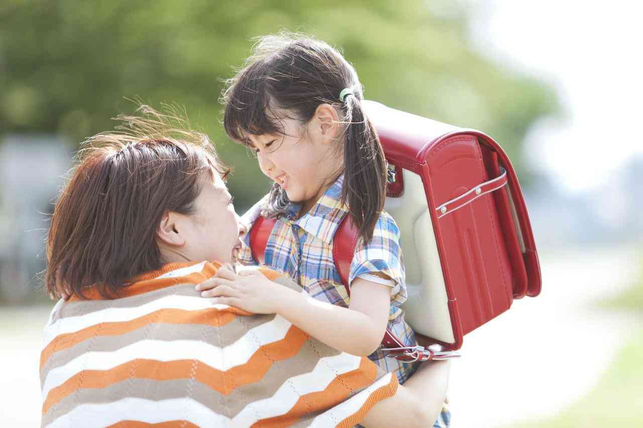小女孩疲劳过度写作业时入睡：家长如何应对孩子学压力与疲劳问题