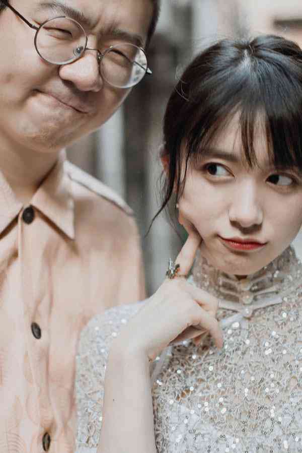 婚纱照搞笑配文：搞怪句子     ，让你的婚纱照笑点满满