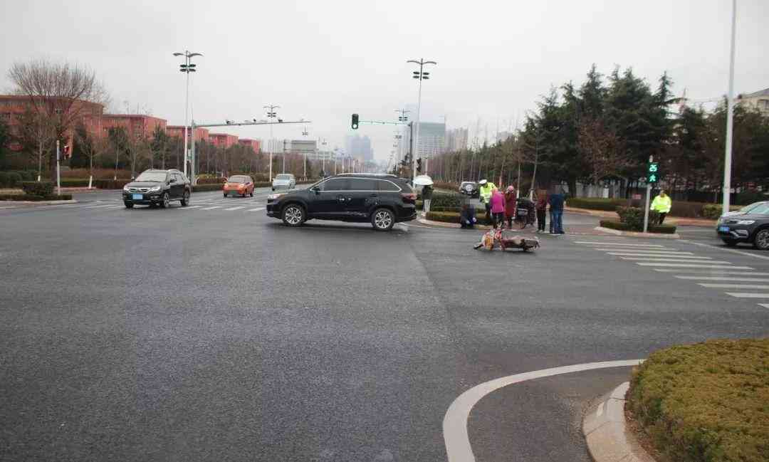 '车主全责：司机受伤后应承担的责任比例解析'