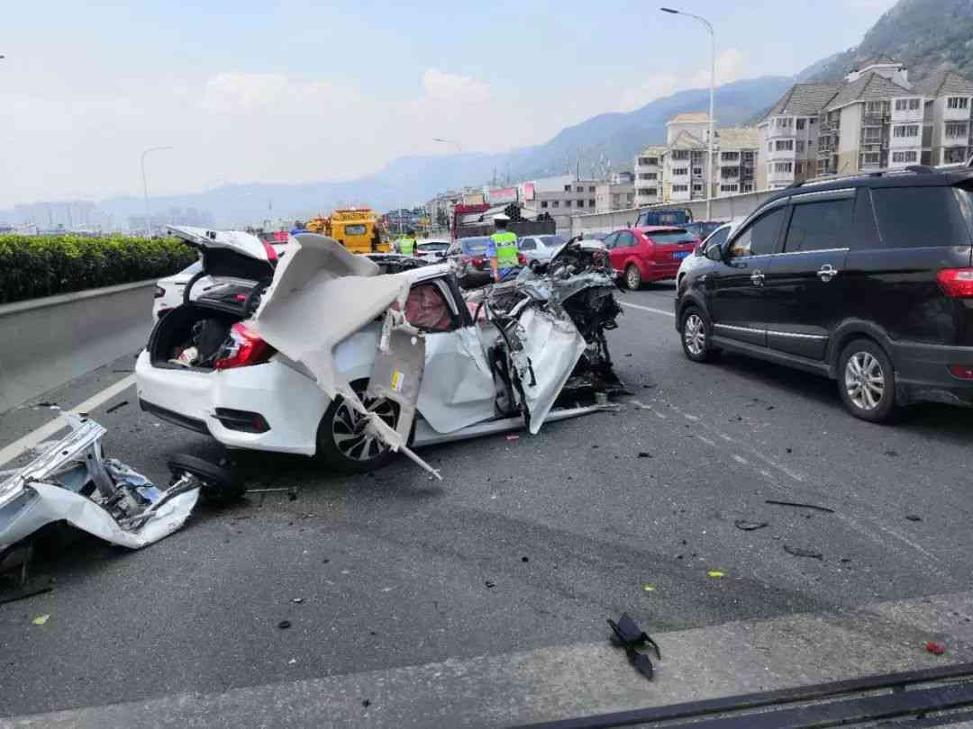 '后方车辆追尾致司机受伤，现场紧急救援'