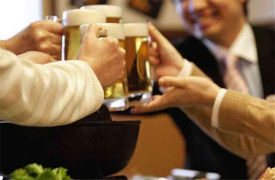 '宴请聚餐时突发脑出血，主办方是否需承担法律责任'