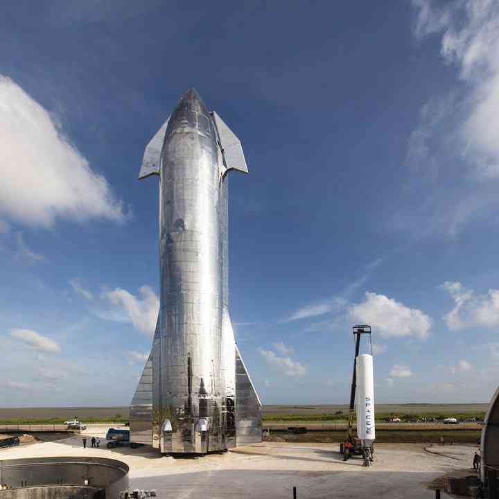 开发全功能太空飞船AI设计软件：涵创意构建、智能优化与仿真测试