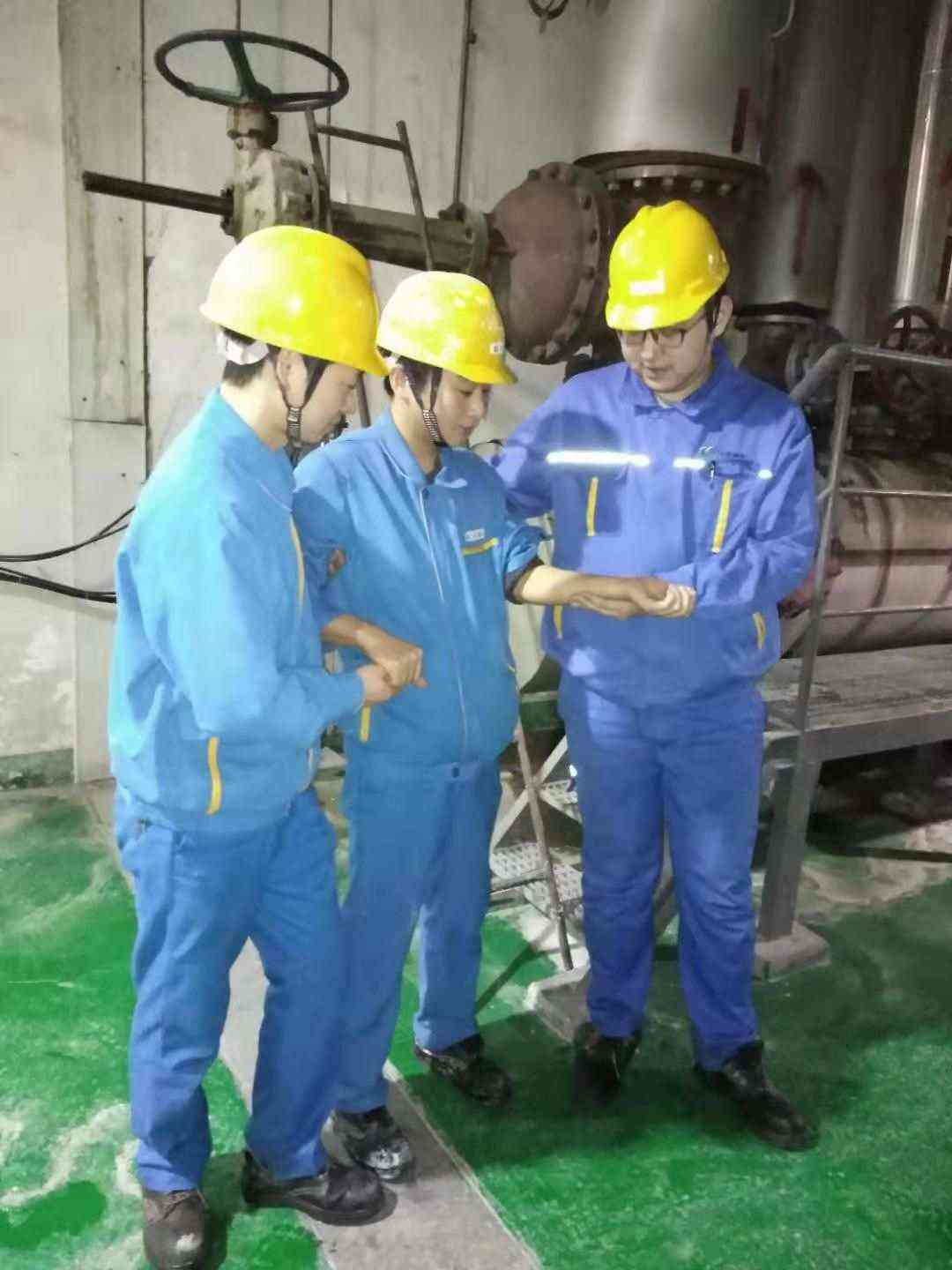 公司员工在工作中不遭遇烫伤事故，探讨事故原因与处理措