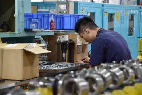 员工认定工伤后如何赔偿：企业负担、单位应对及对公司影响全解析