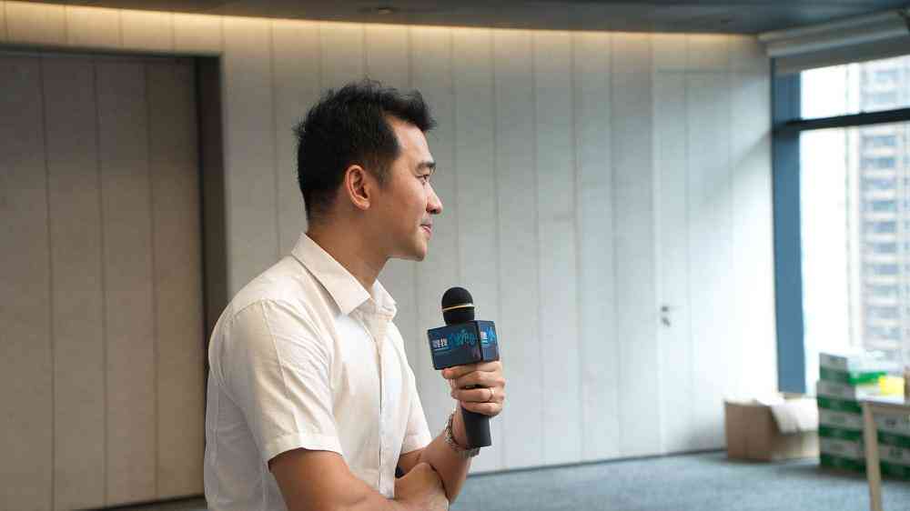 AI写作机器人全面解析：优势、局限性与应用前景评估