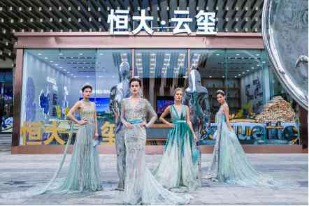 全方位模特造型攻略：涵服饰、妆容、发型及搭配技巧