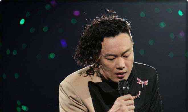 陈奕迅音乐才华探究：他是否会创作歌曲及个人音乐成就解析