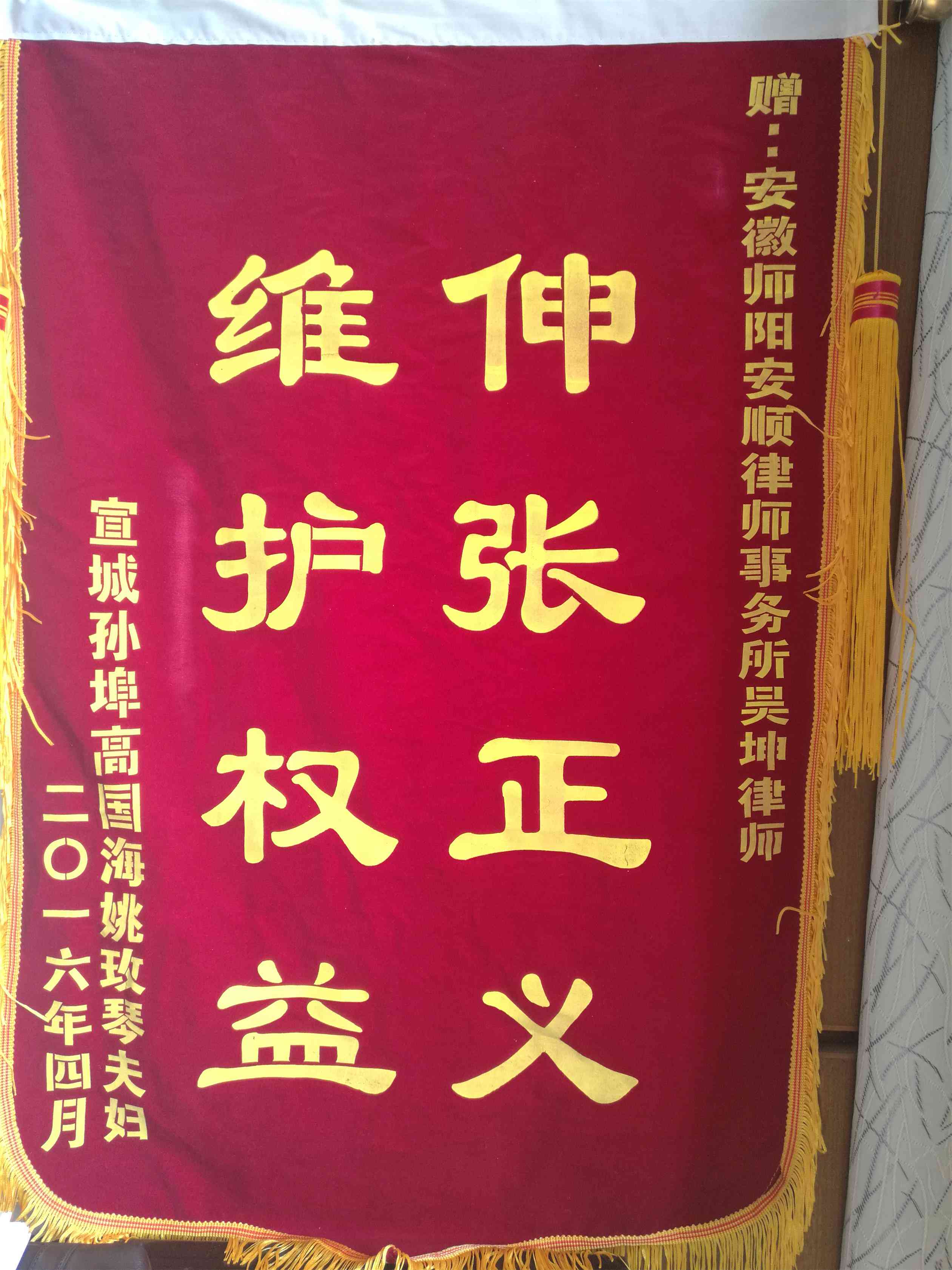 在工地做事认定工伤的标准有哪些：工伤认定内容与规定及受伤处理流程