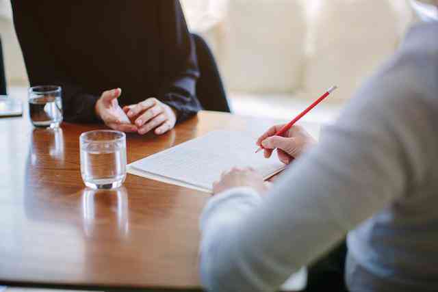 探究在编医生身份：是否属于公务员及其职业属性详解