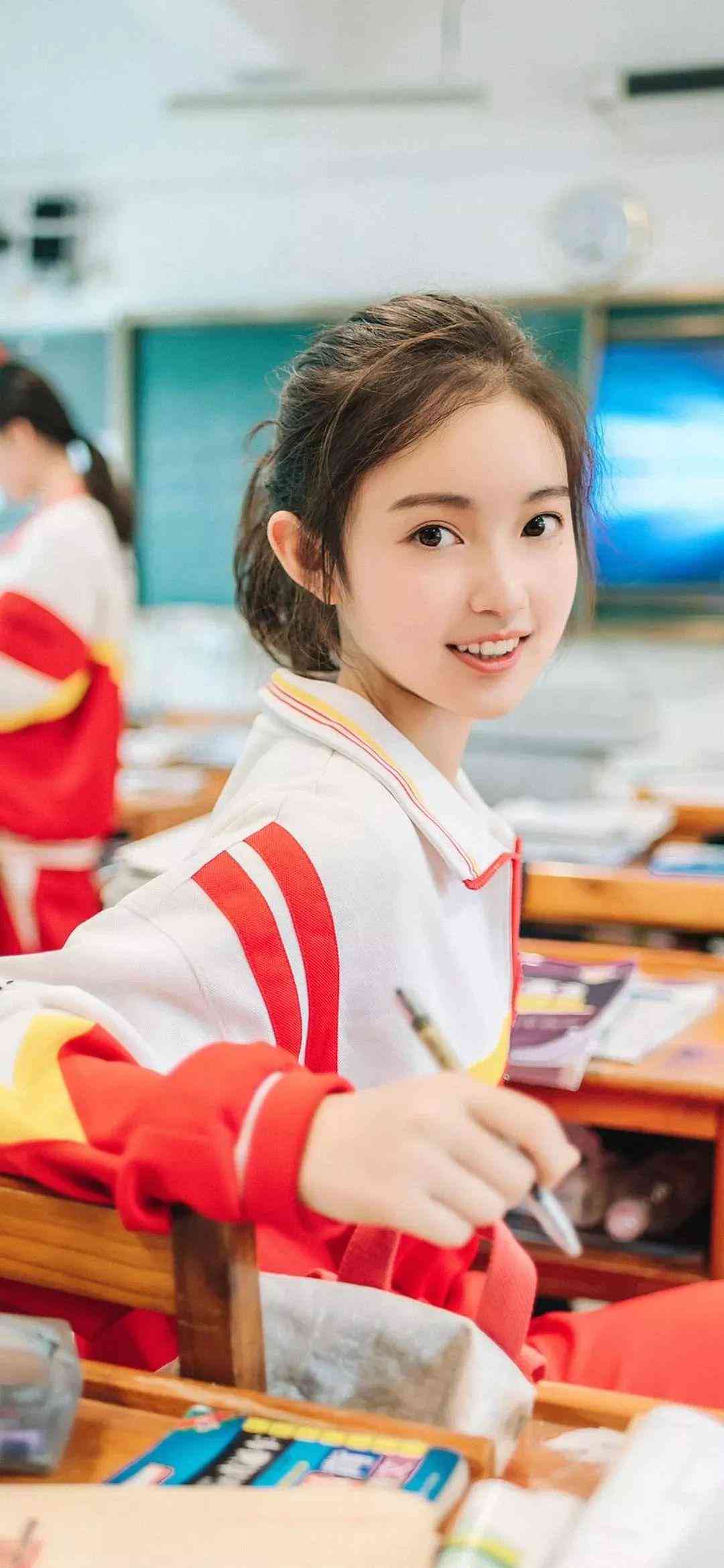 美女照片发朋友圈说说：创意文案、搞笑句子及发布技巧