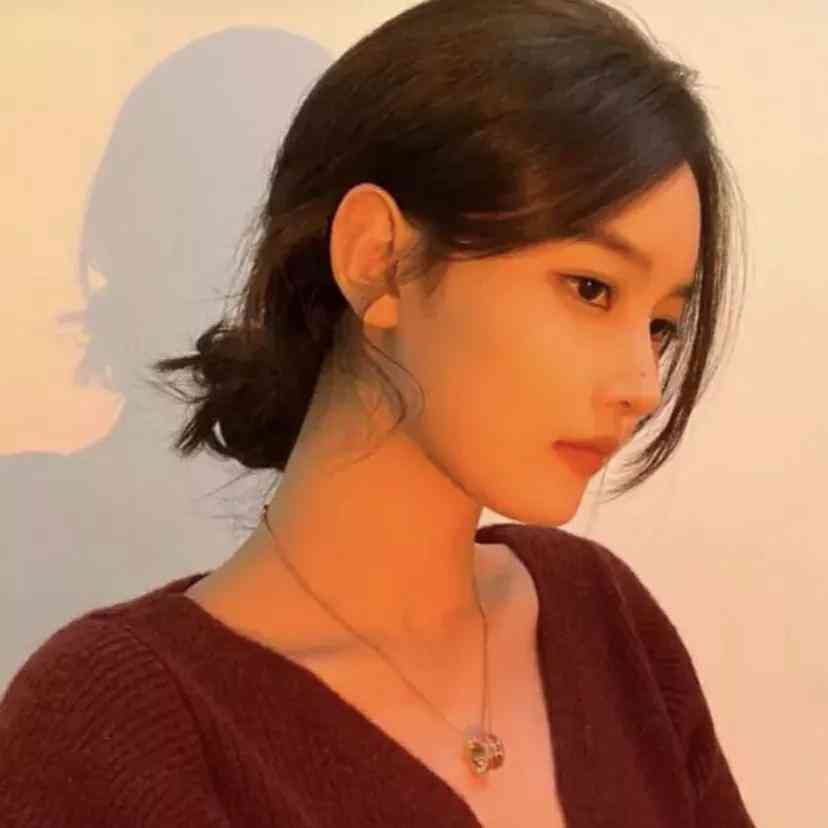 美女照片发朋友圈说说：创意文案、搞笑句子及发布技巧