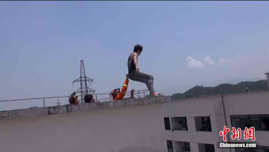 意外惊魂：高空坠楼惊险一幕得救援