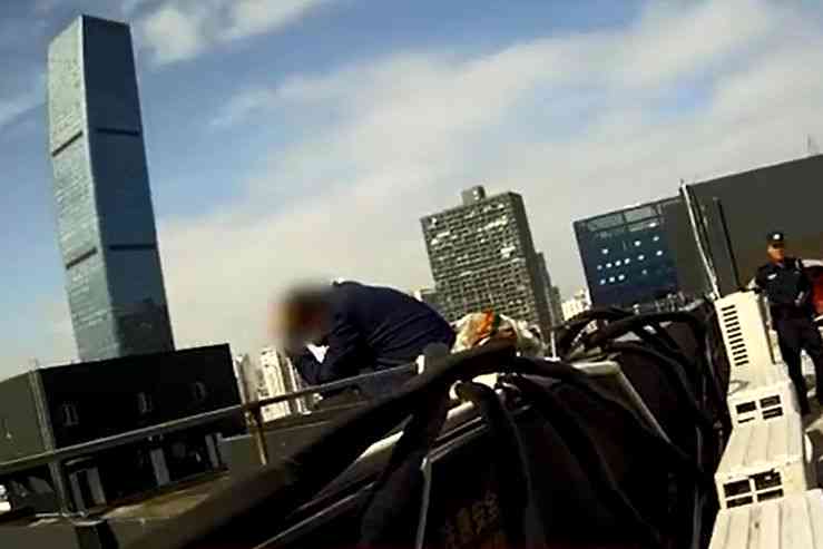 意外惊魂：高空坠楼惊险一幕得救援