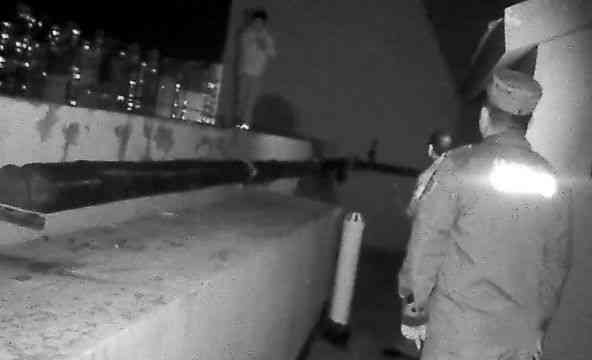 意外惊魂：高空坠楼惊险一幕得救援
