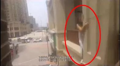 意外惊魂：高空坠楼惊险一幕得救援