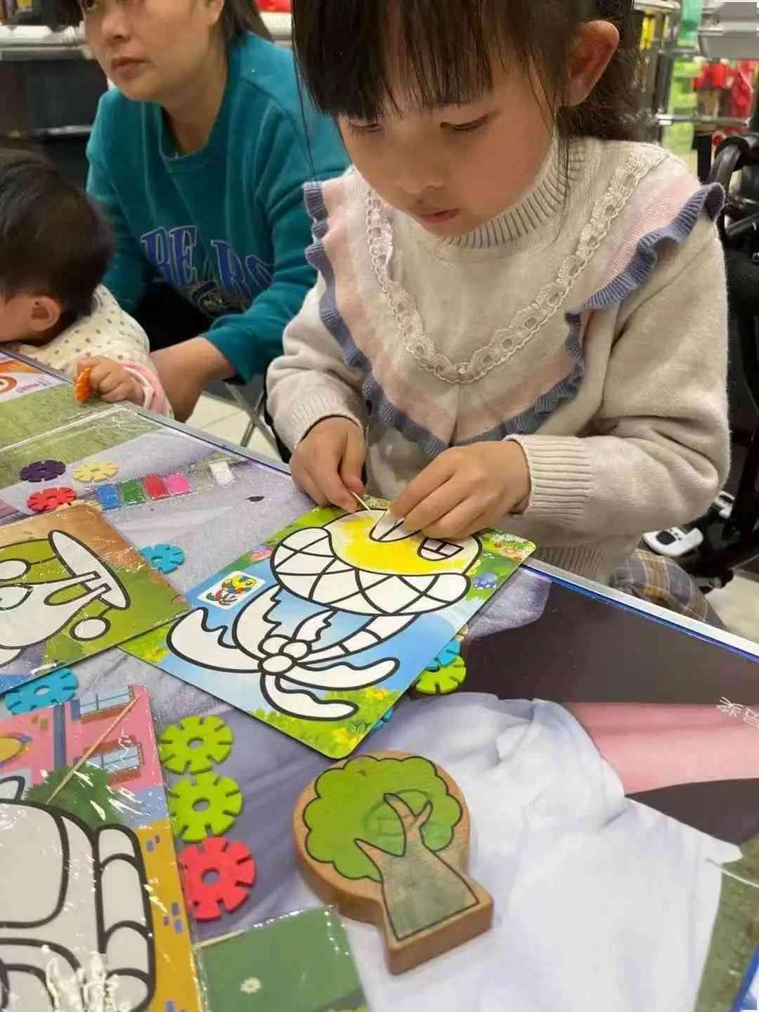 抖音萌娃绘画短视频：儿创意画作精彩呈现