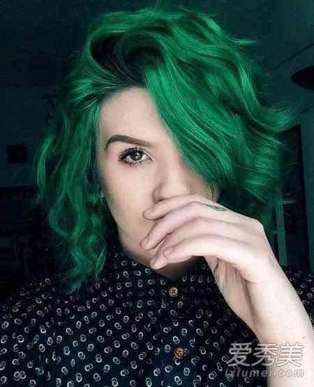 绿色头发流行趋势与朋友圈文案攻略：如何打造独特个性形象