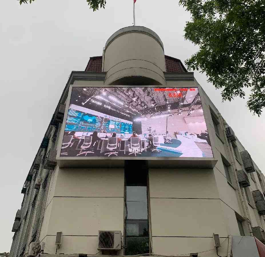 探讨AI创作版权归属：人工智能作品的知识产权究竟应归创造者还是开发者