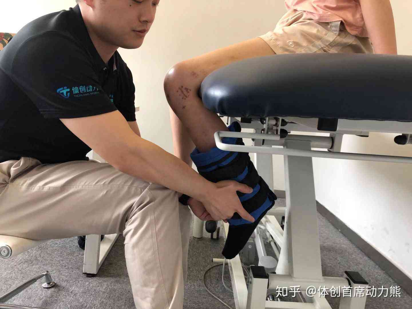 大腿肌肉缺失认定工伤几级，最严重伤残等级及恢复方法解析