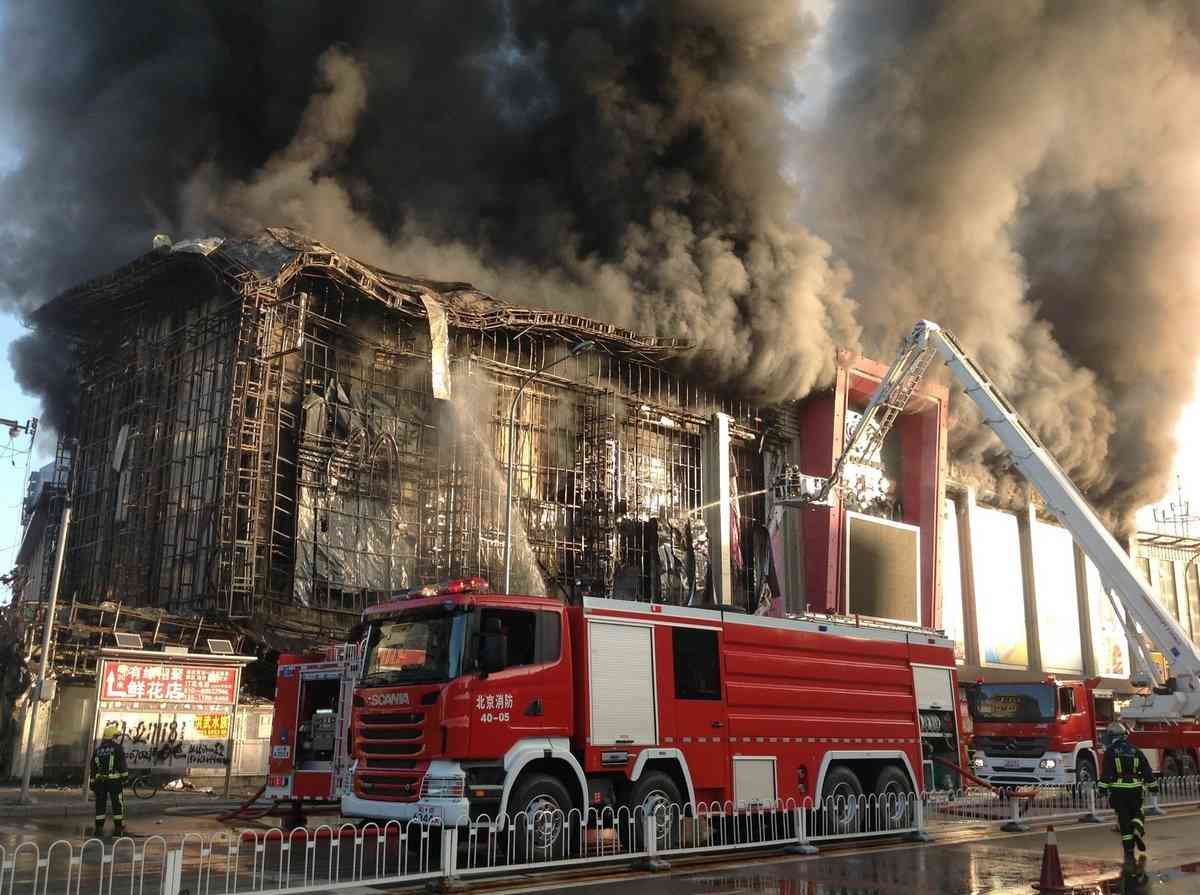 室外发生火灾时应该怎么做：防护与防范措及浓烟环境下的安全行动指南