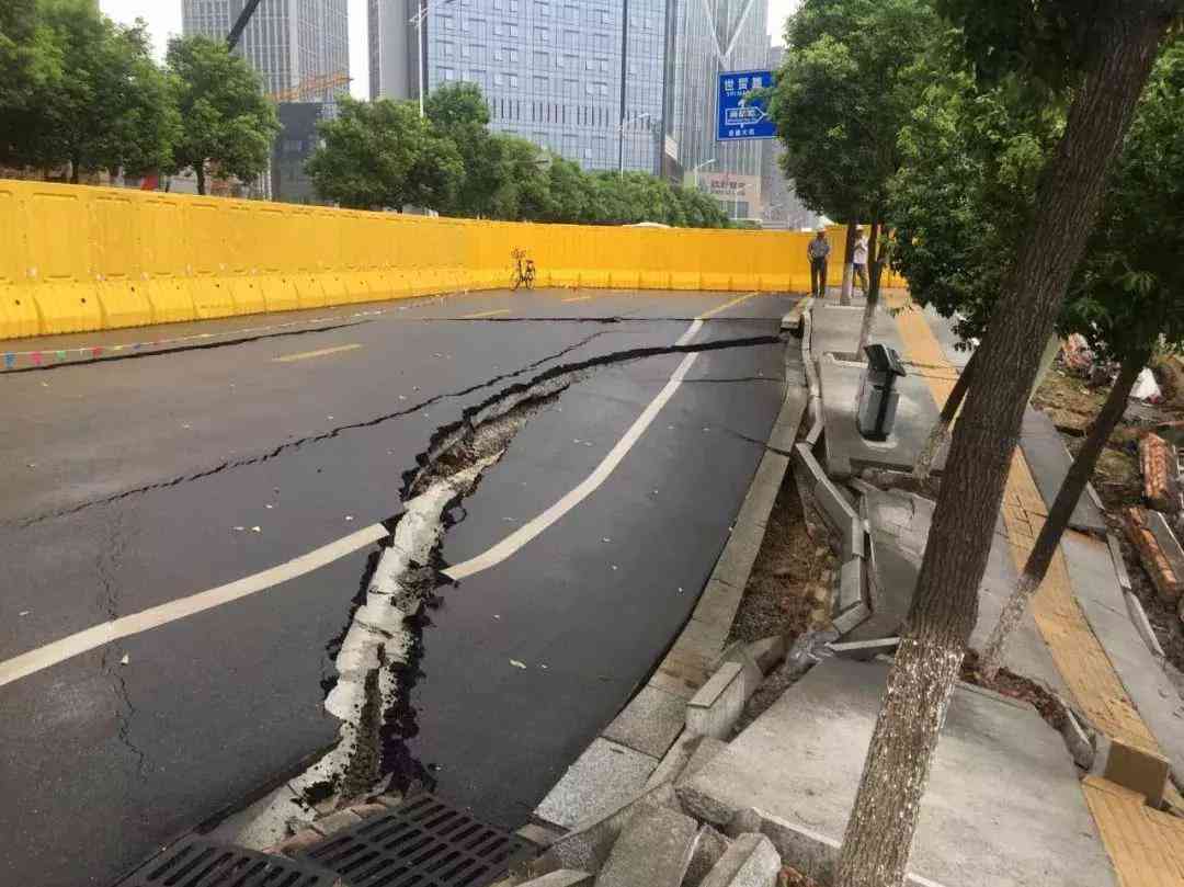 '封闭道路突发交通事故情况报道'