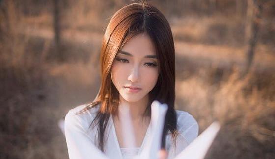 莲花的文案：描绘、讽刺白莲花，短句干净治愈