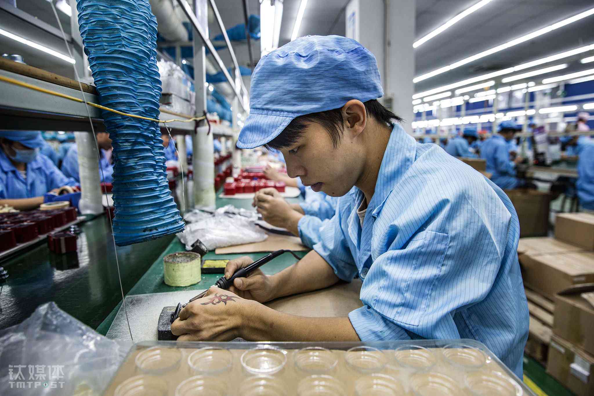 '坚守生产线：工厂打工者的生活实'