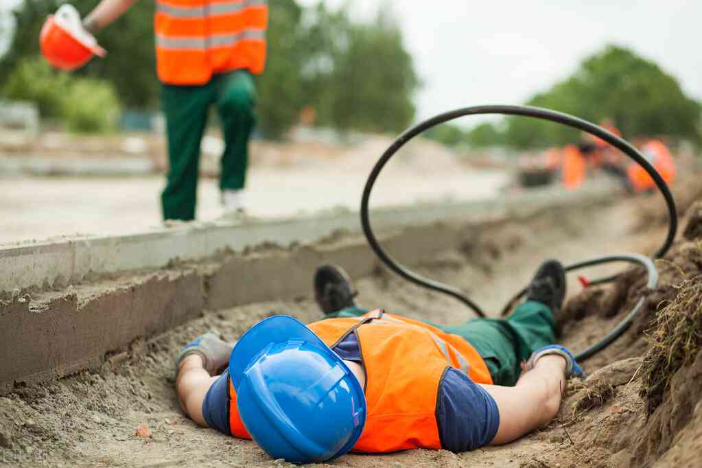 工地不认定工伤，可以报警吗：工伤认定遭工地拒绝，如何求助相关部门解决？
