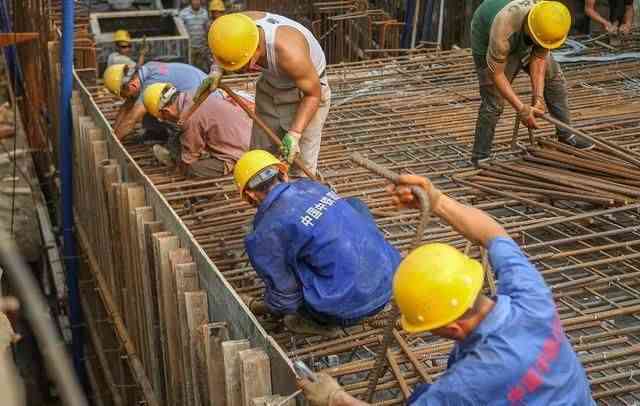 工地干活受伤算工伤吗：农民工工伤认定与赔偿标准解析