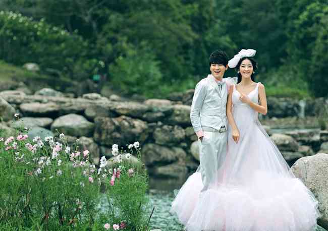'量身定制：浪漫婚纱照片拍摄与艺术加工'