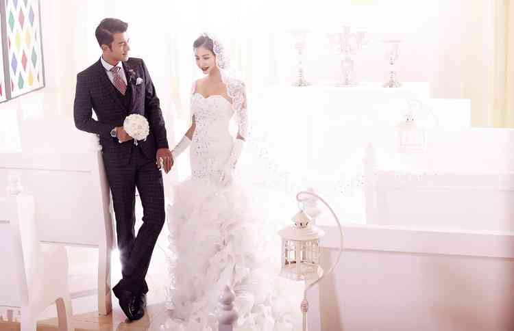 '量身定制：浪漫婚纱照片拍摄与艺术加工'